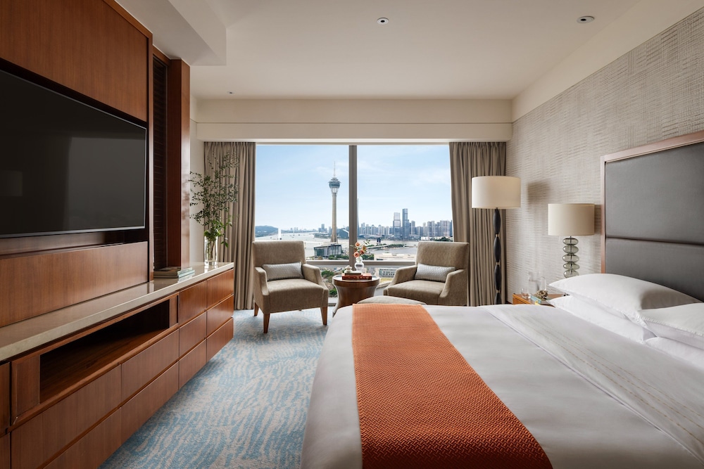 DELUXE, KING BED, LAKE VIEW
