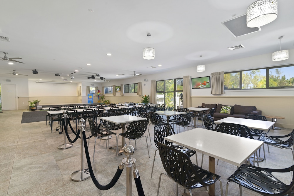 ASHMORE PALMS HOLIDAY VILLAGE 60/78