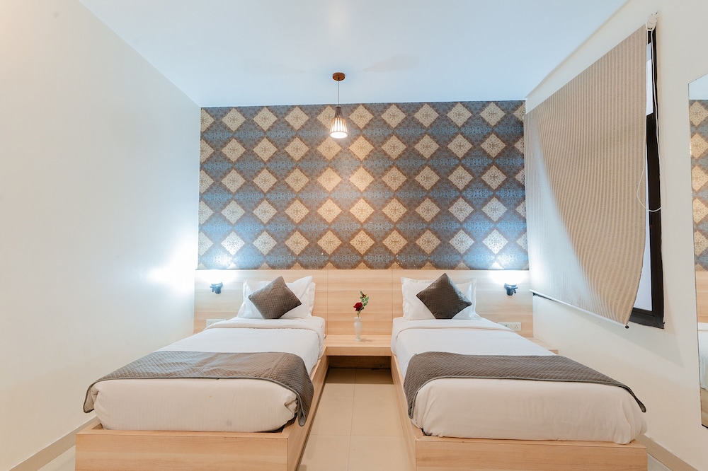 Fabhotel Signature Inn 19/50