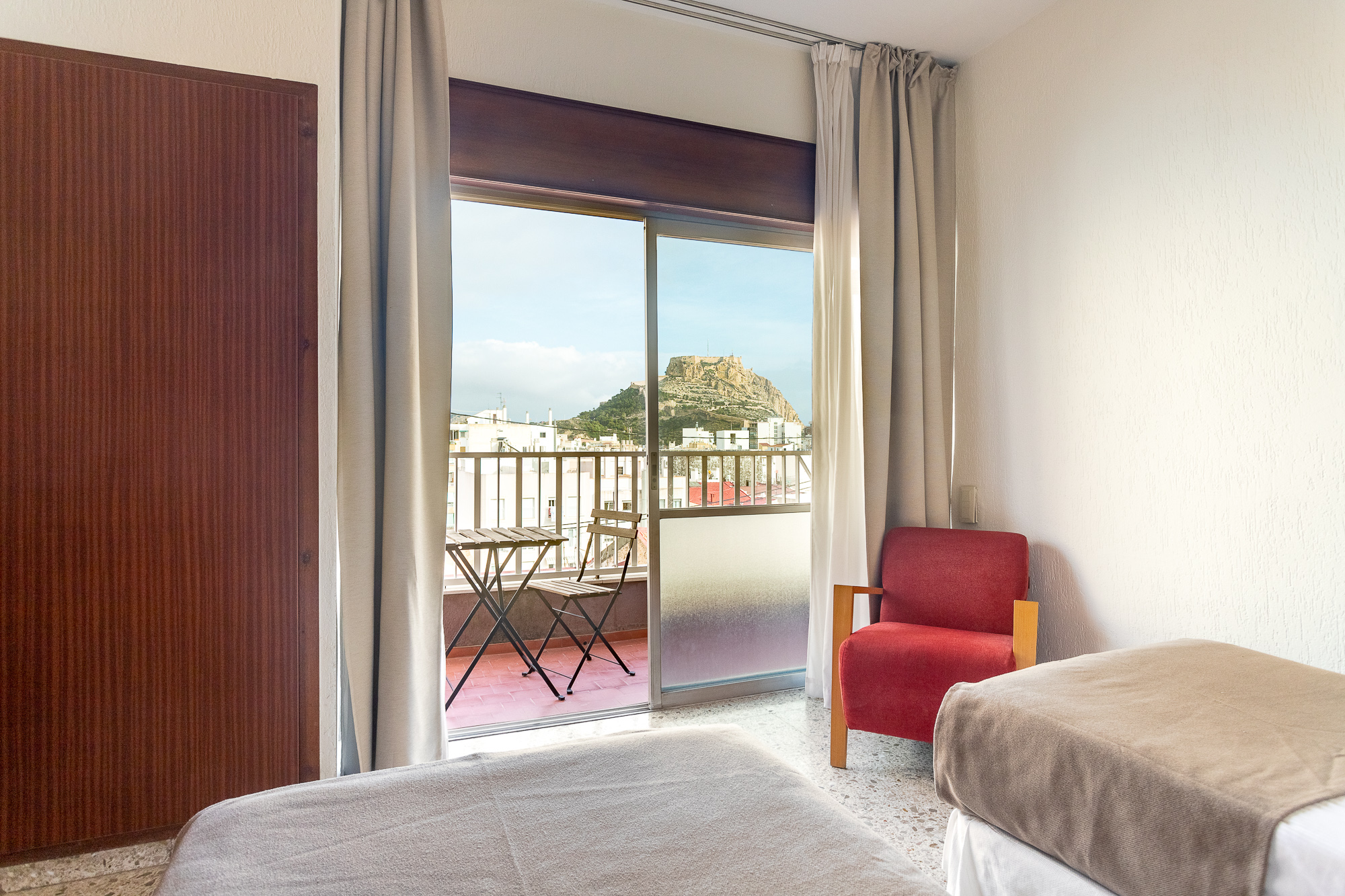 ROOM, DOUBLE OR TWIN BED