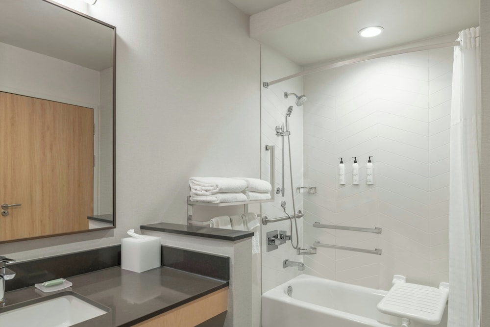 Fairfield by Marriott Inn & Suites Kansas City at The Legends 35/38