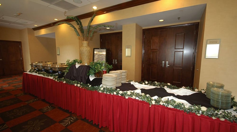 DoubleTree by Hilton Rocky Mount Hotel 34/44