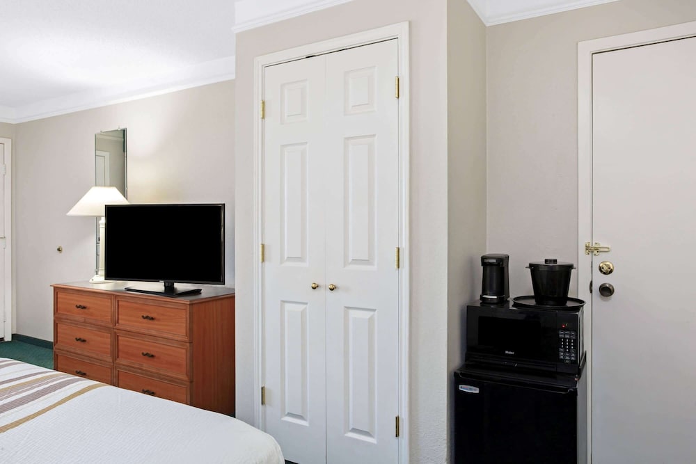 Baymont by Wyndham Fort Stockton 35/52