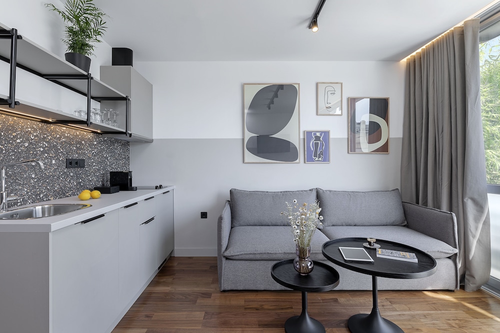 The Athenians Art Apartments 28/50