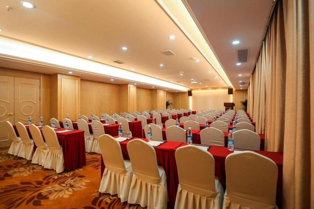 Vienna Hotel (North Square of Chengdu North Railway Station) 43/50