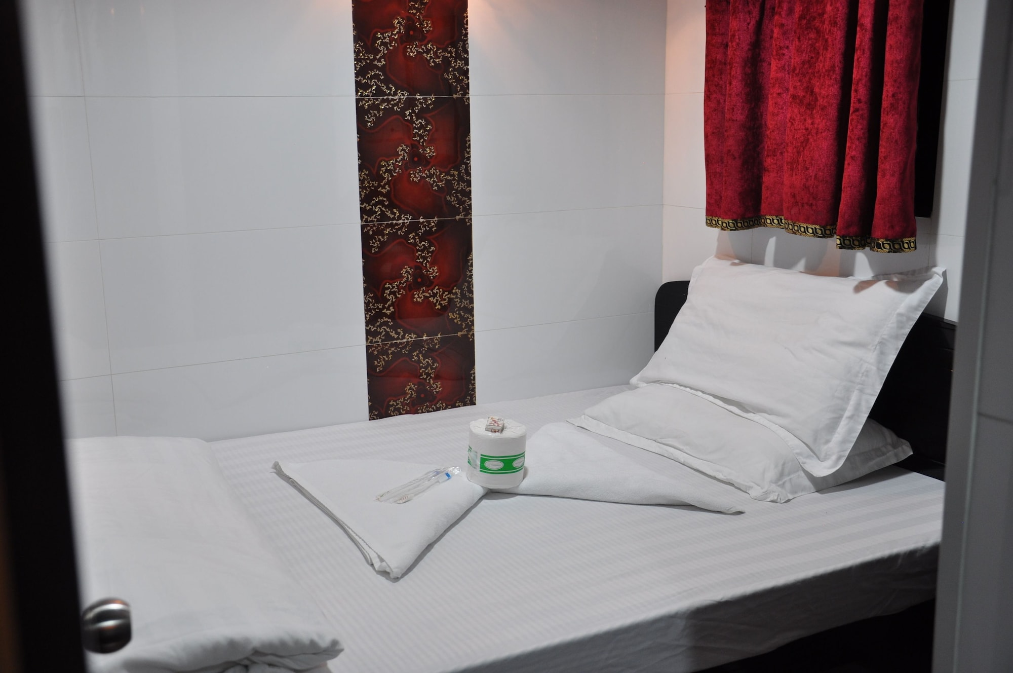 ROOM, DOUBLE BED