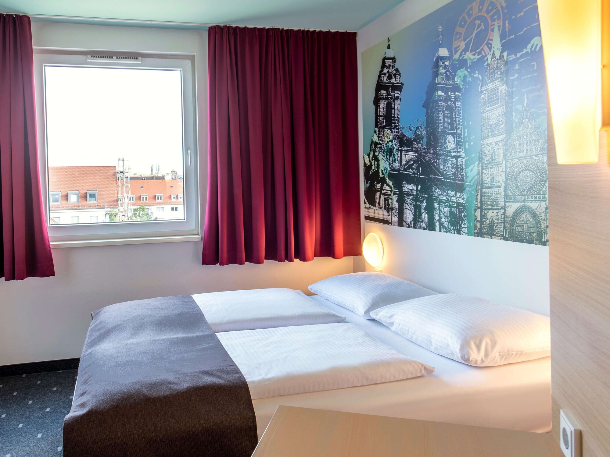 ROOM, QUEEN BED