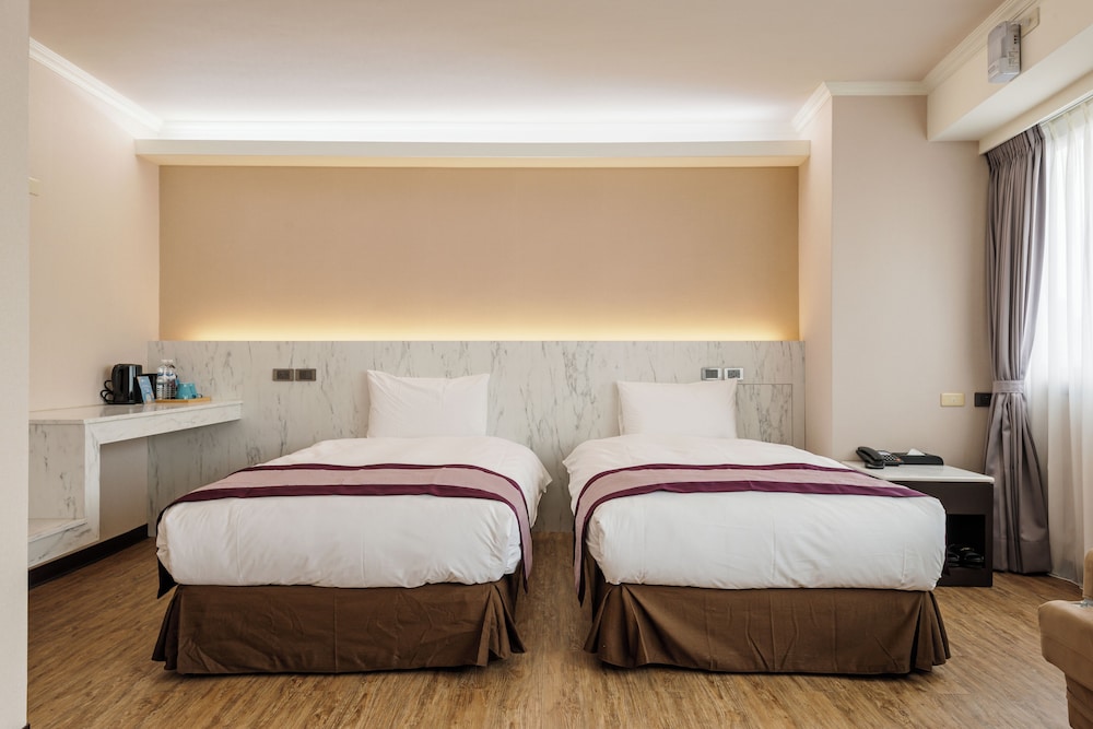 Deluxe, Twin Beds, City View