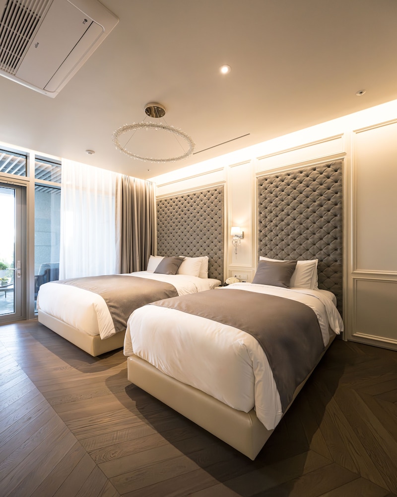 SUITE, WITH VIEW