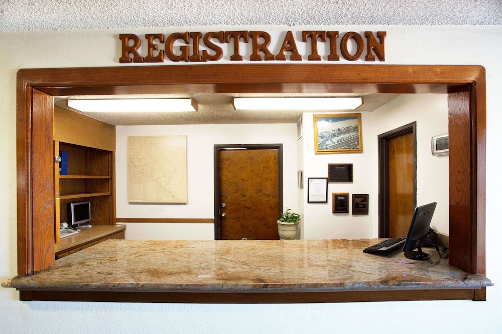 Travelodge by Wyndham Sunset-Huntington Beach Ocean Front 3/15
