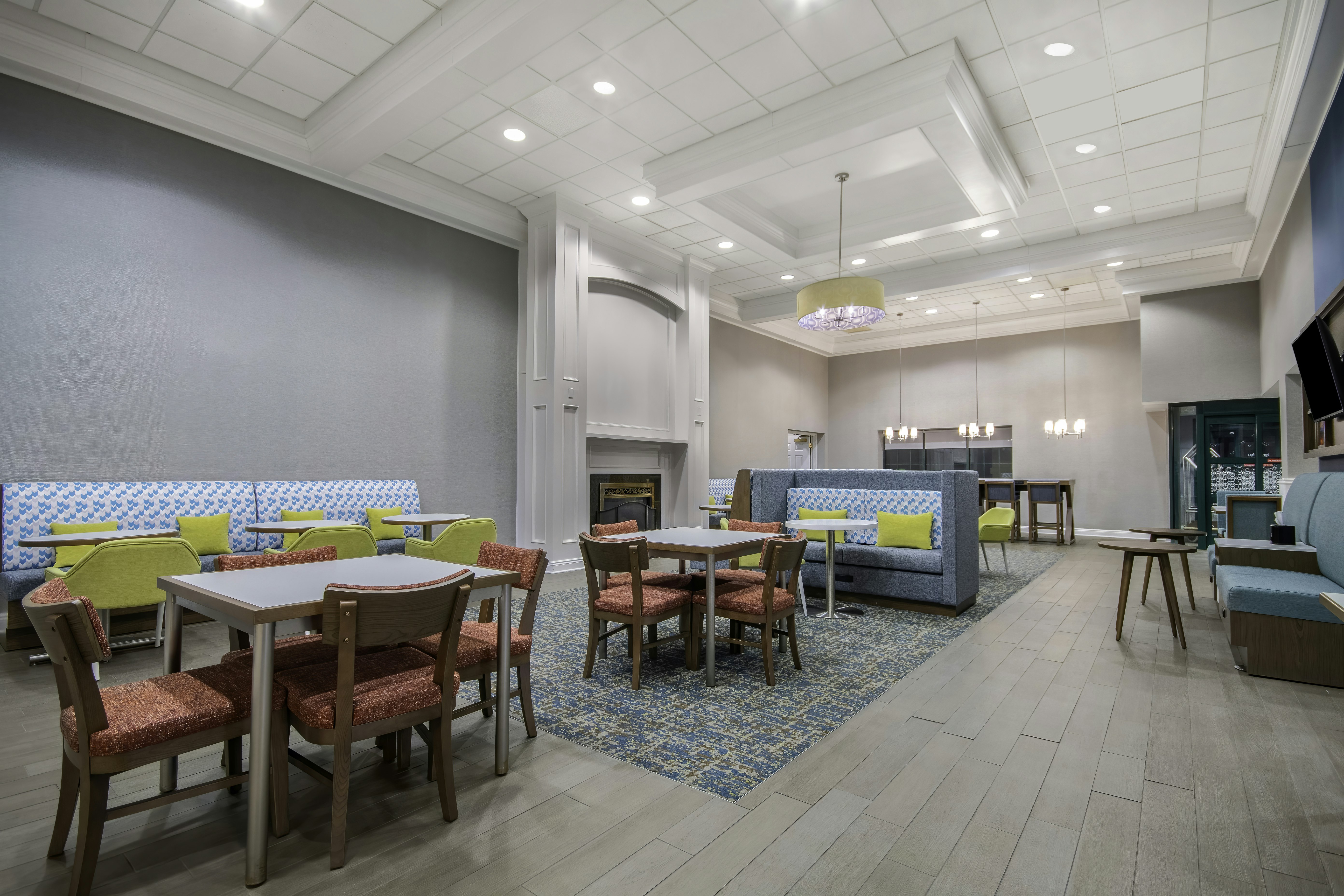 Hampton Inn East Aurora 17/21
