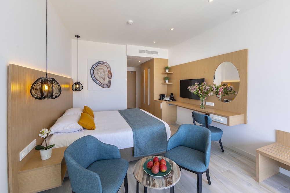Leonardo Crystal Cove Hotel Spa By the Sea 48/64
