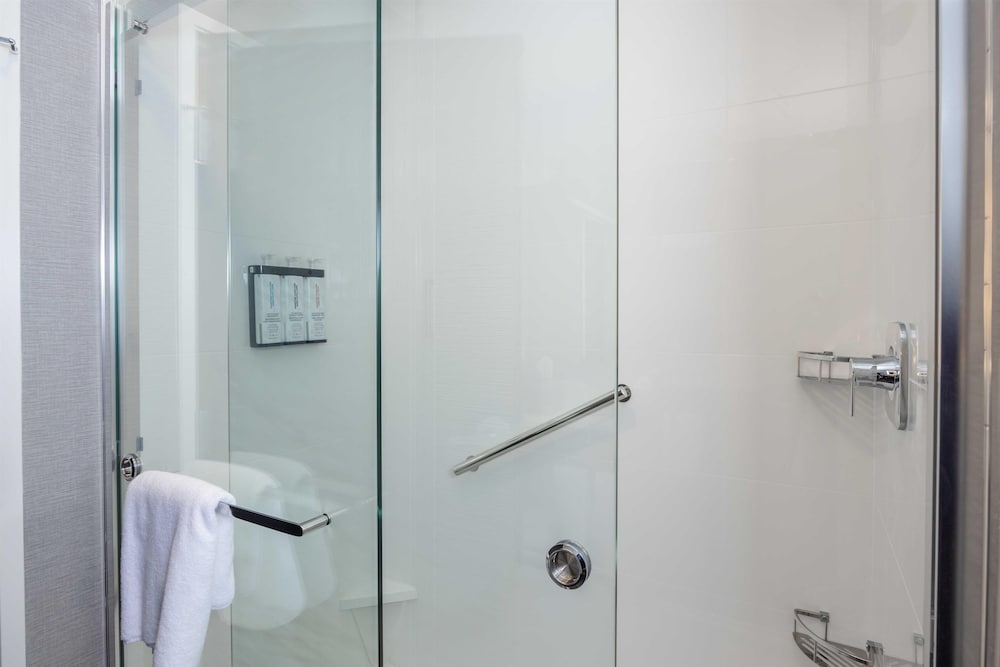 غرفة بسرير كينج مع أريكة، Hyatt House Portland Airport 5/7