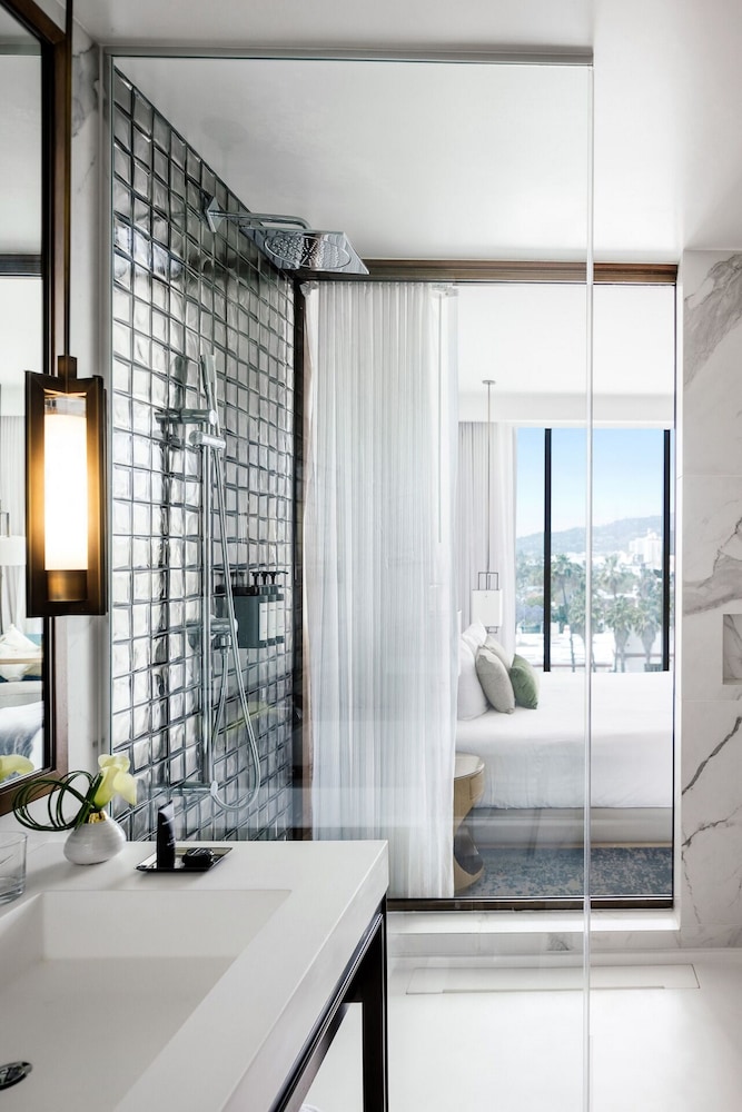 Bronze, King Bed, Balcony, Dream Hollywood Hotel 8/9