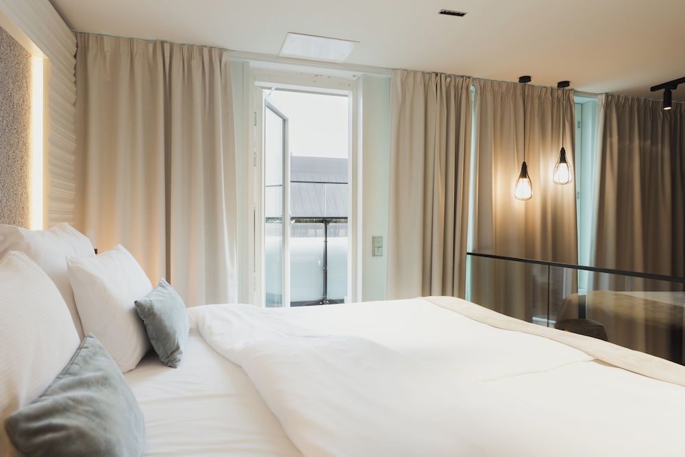 Room, Balcony