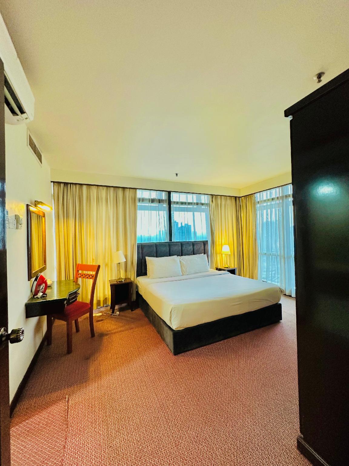 KL Service Suite at Times Square 22/59