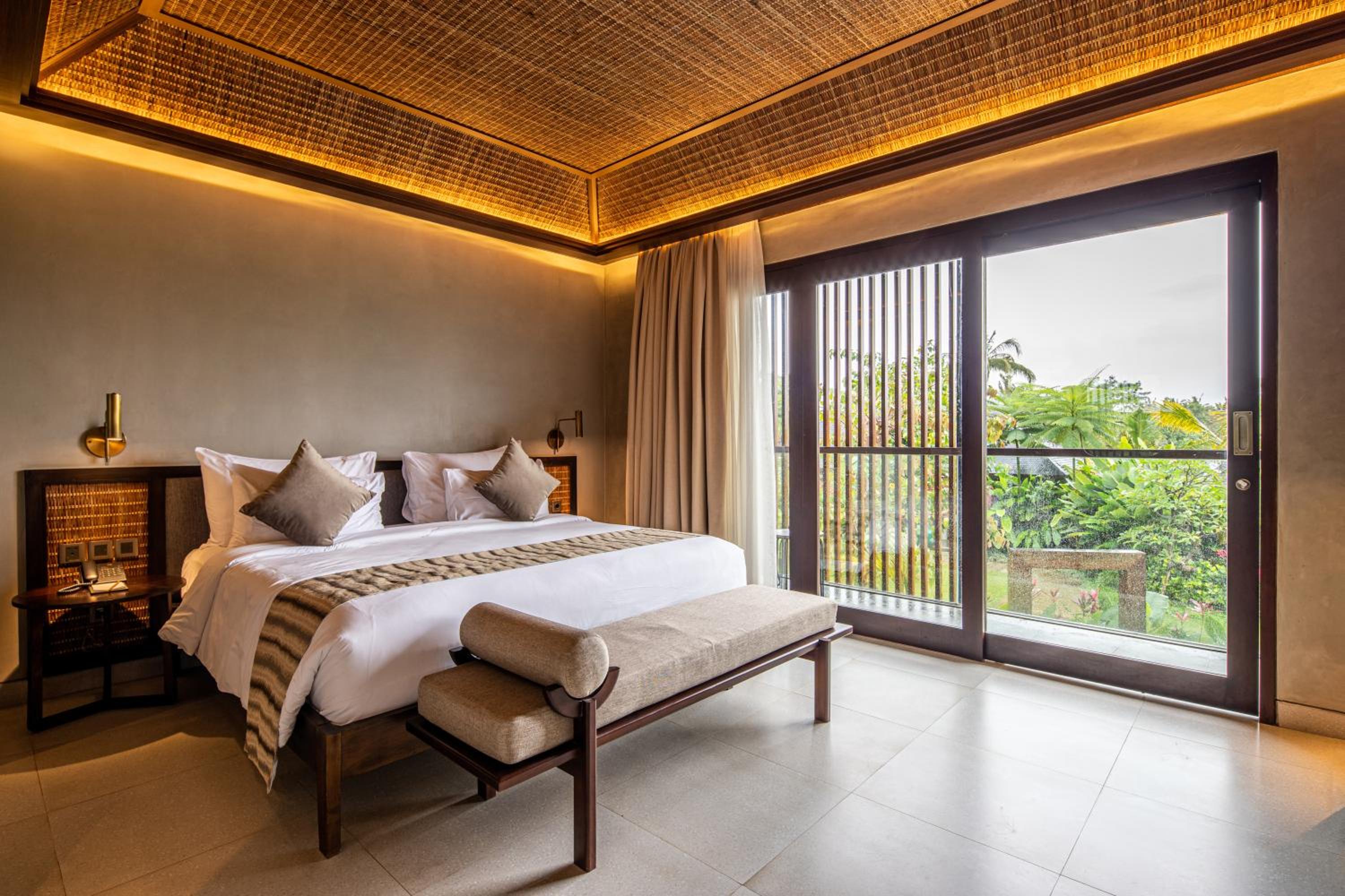 Garcia, Suite, King Bed, Pool View