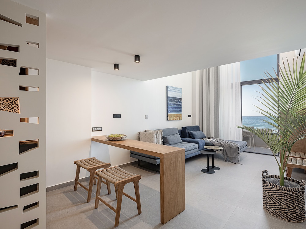 Calla Luxury Seafront Suites 25/50