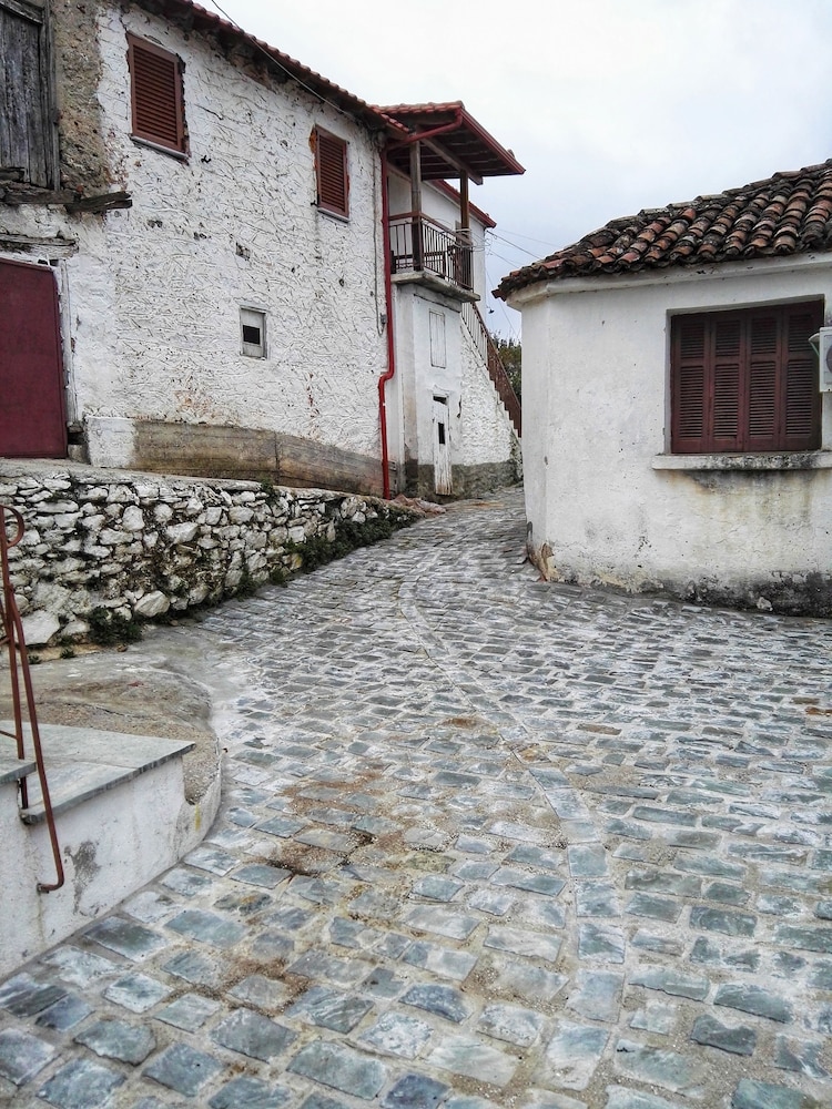 Viraggas Traditional Hotel 40/50