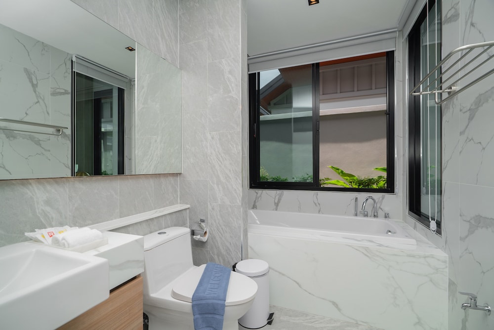 4 Bedrooms, Pool, Central, Deluxe, Villa, 4 King Beds، Rawai Vip Villas Kids Park And Spa 6/7