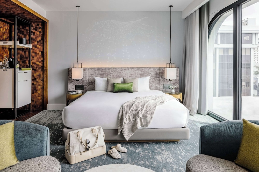 Bronze, King Bed, Balcony, Dream Hollywood Hotel 4/9