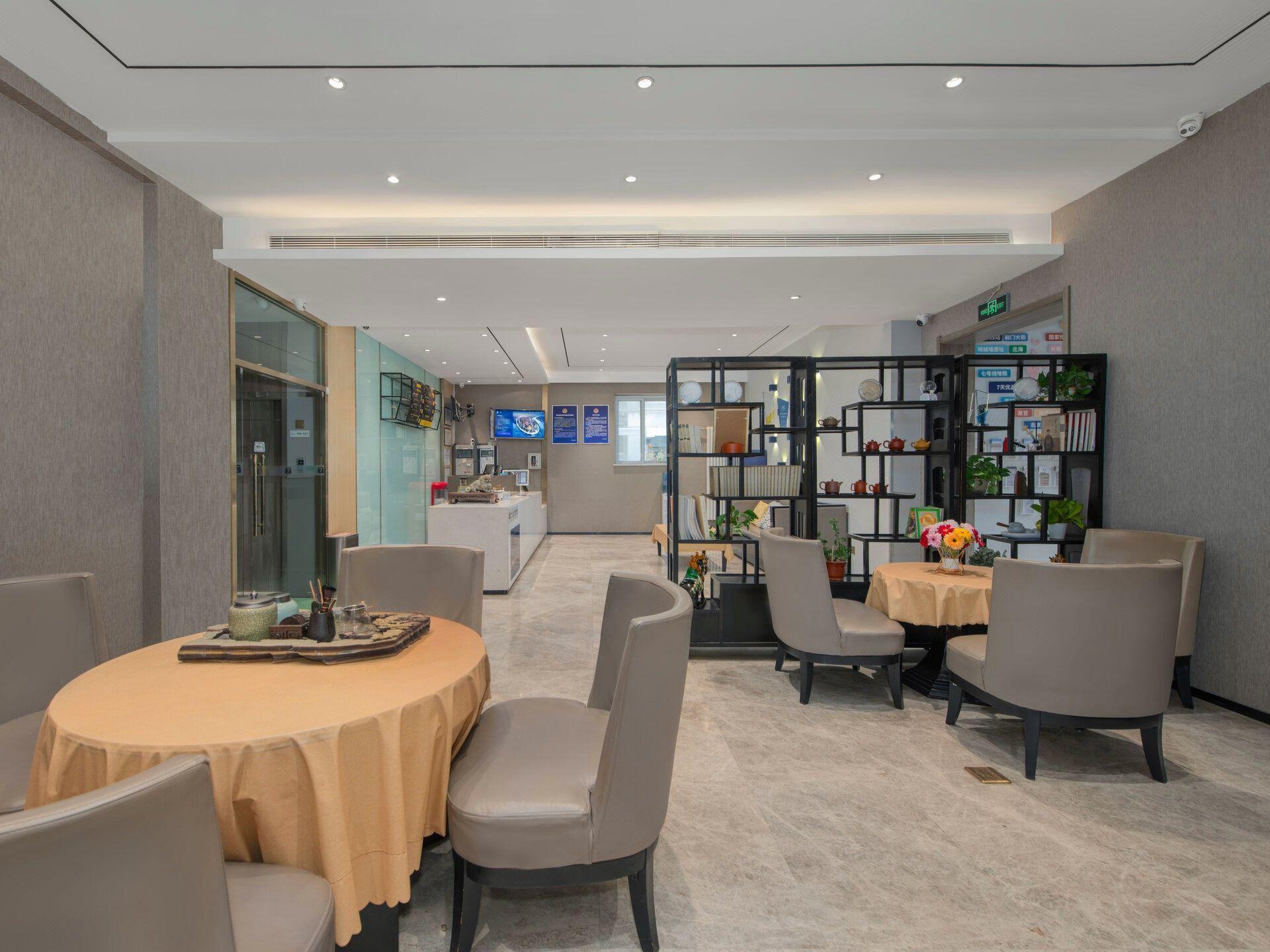 7 Days Inn (Beijing Railway Station, Guangqumenwai Metro Station) 23/37