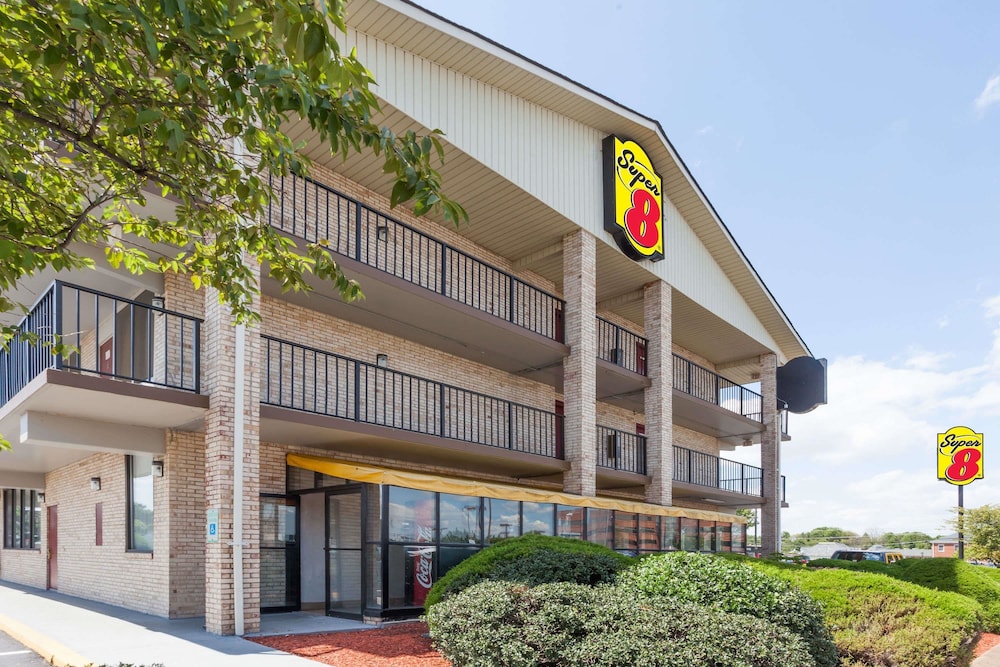 Super 8 By Wyndham Manassas 2/25