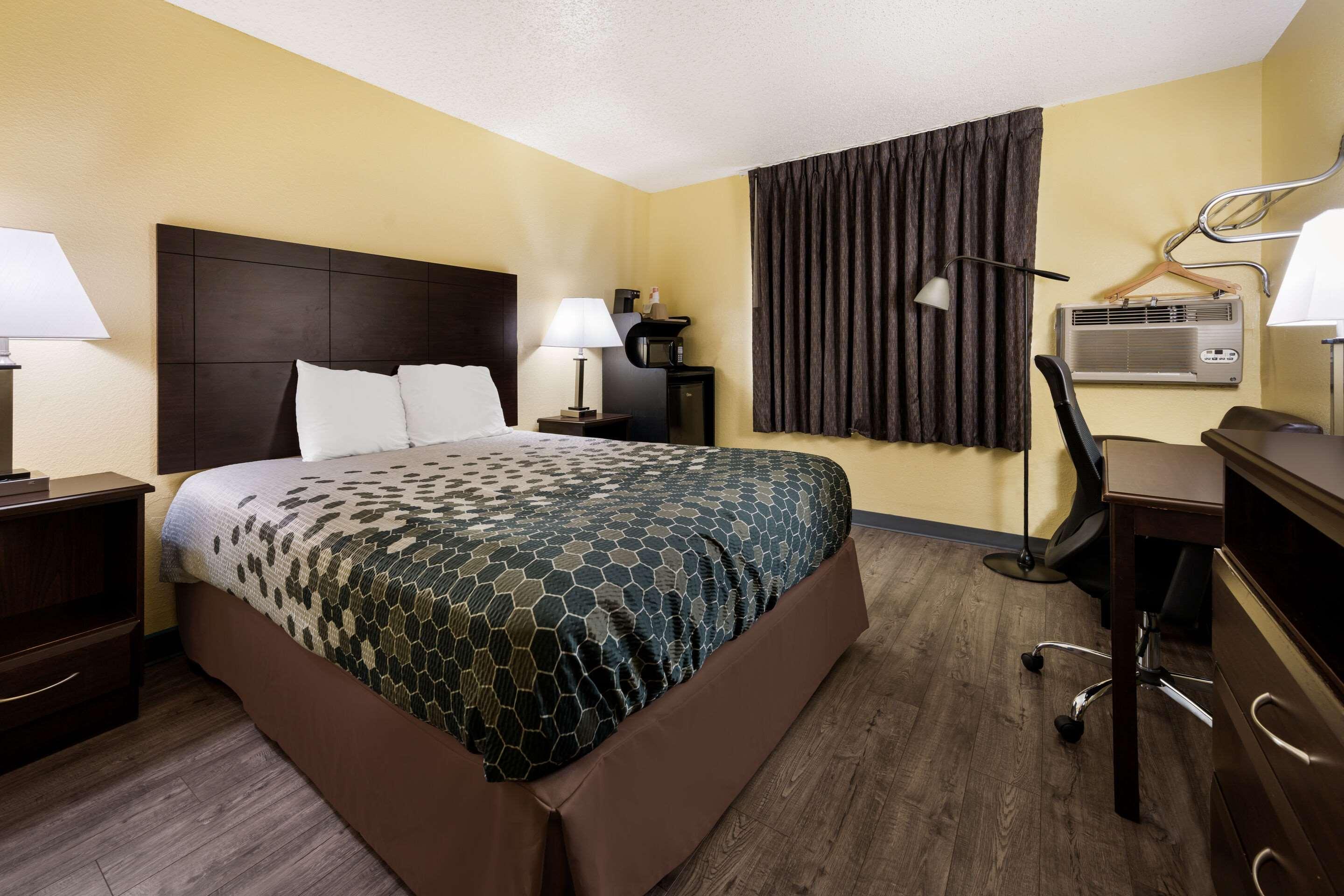 Efficiency, Queen Bed