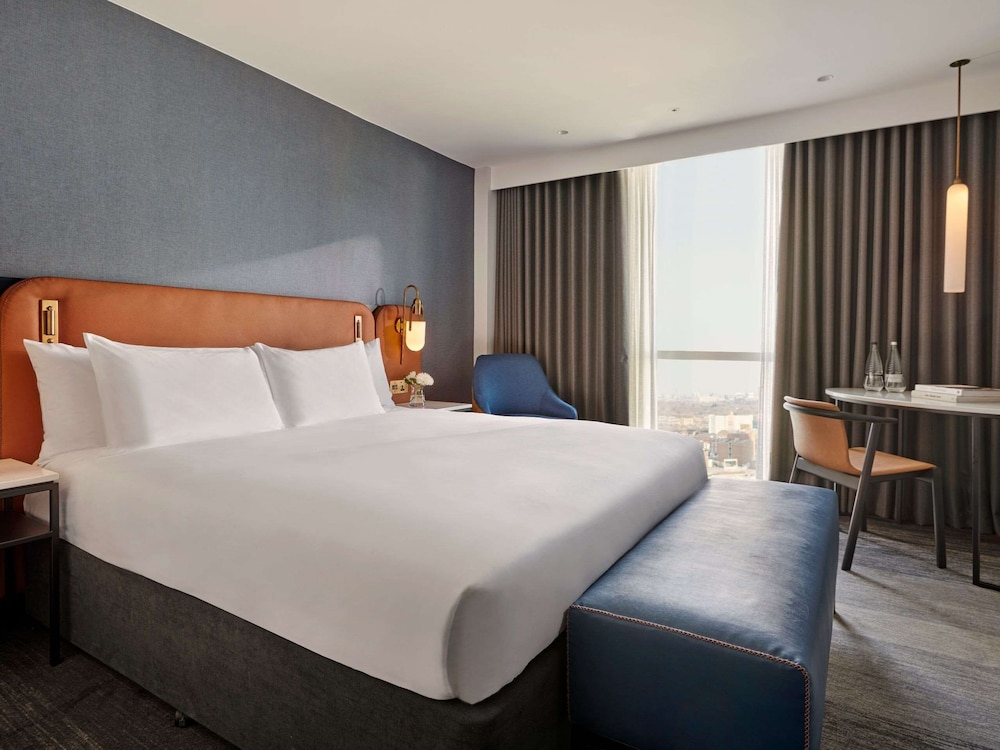 ROOM, KING BED