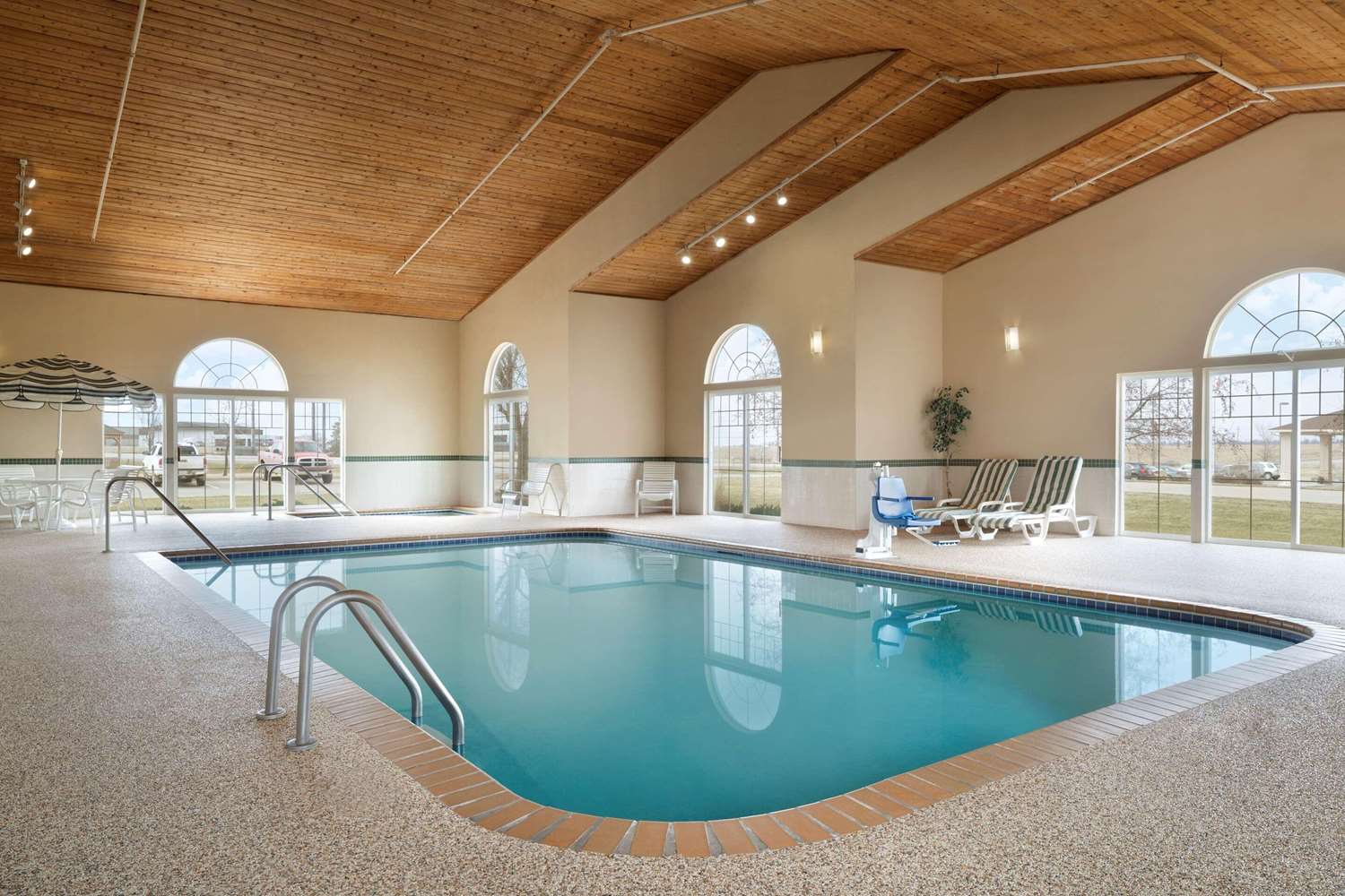 Country Inn and Suites By Radisson Grinnell 10/20