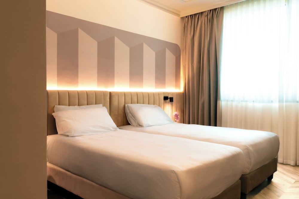 EXECUTIVE, TWIN BEDS