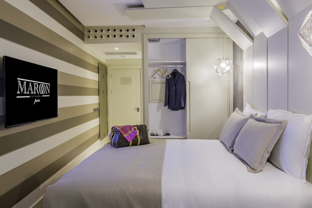 Maroon Hotel Pera 36/72