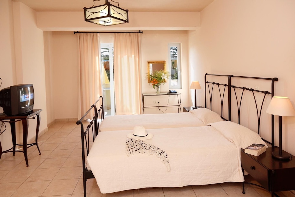 Lambrinos Suites 12/51