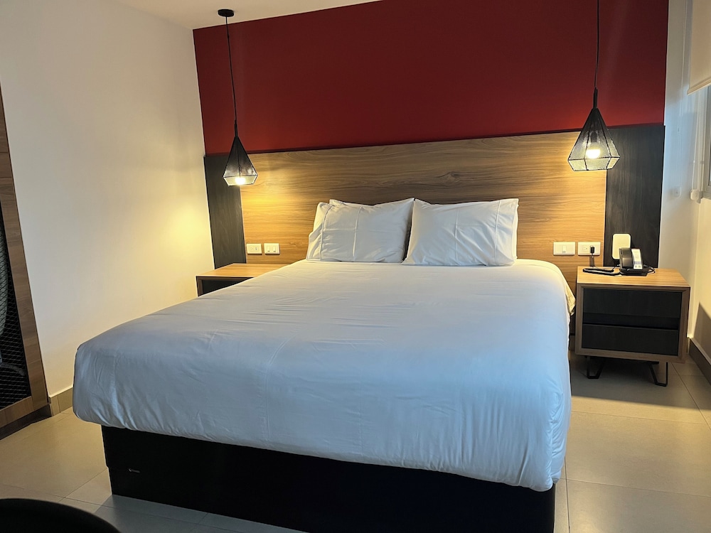 STANDARD, SINGLE, QUEEN BED, CITY VIEW
