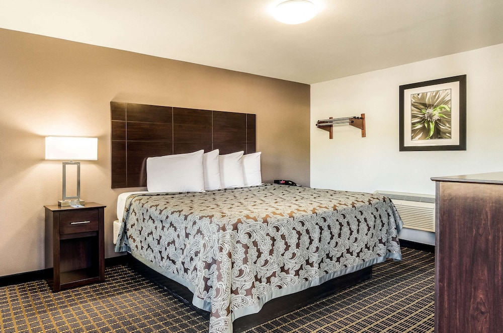 Rodeway Inn Middleboro-Plymouth 16/26