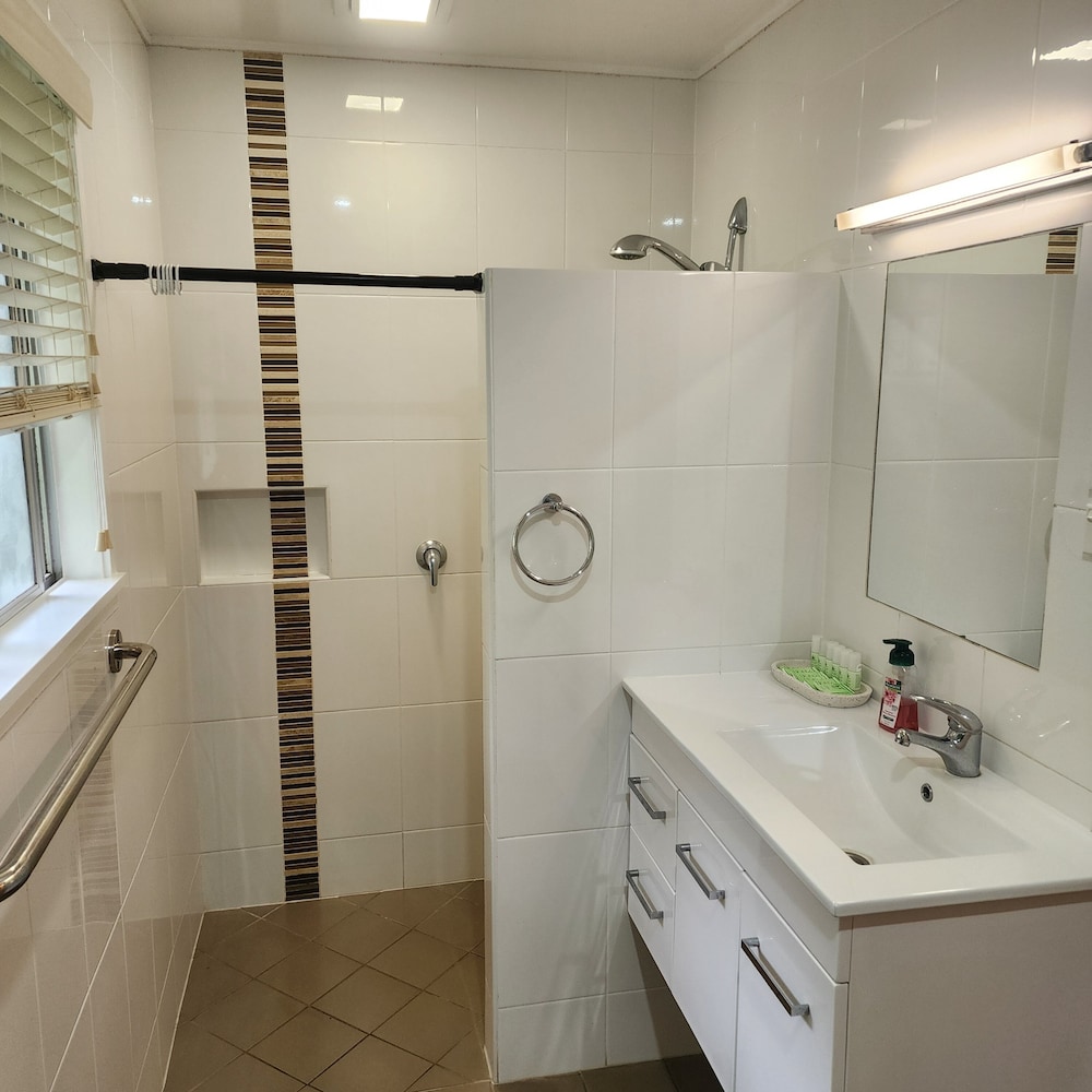 ATHERTON HINTERLAND MOTEL 38/40