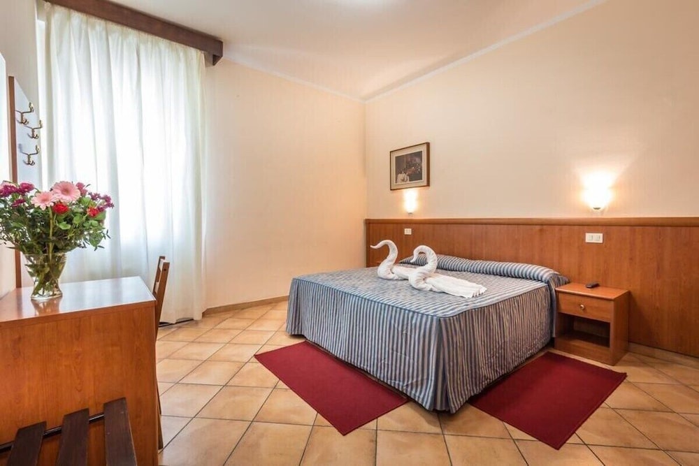 ROOM, TWIN BEDS