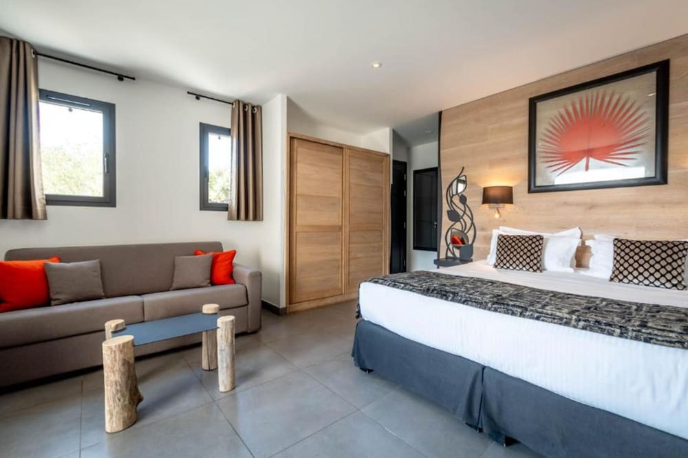 SUPERIOR, QUEEN BED