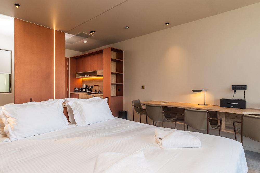 JUNIOR SUITE, JETTED TUB