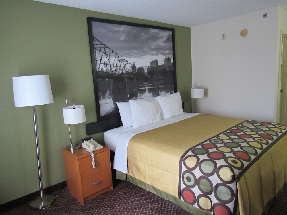 Super 8 by Wyndham New Cumberland 33/64