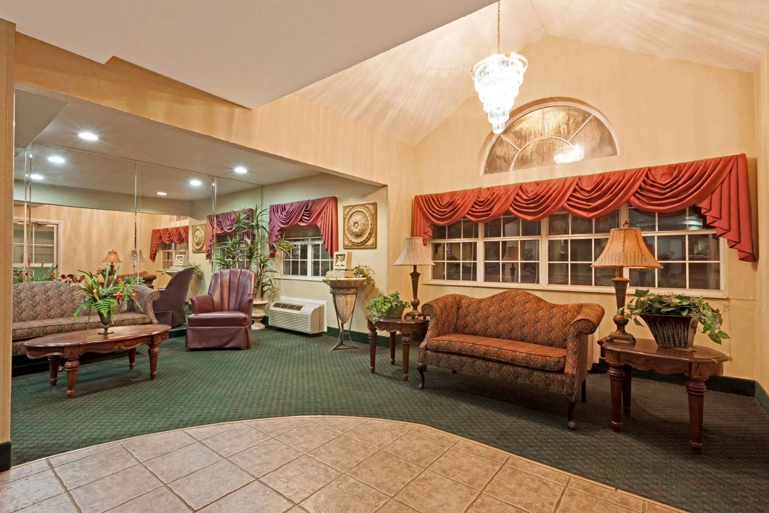 Days Inn & Suites by Wyndham Brandon Amphitheater 15/27