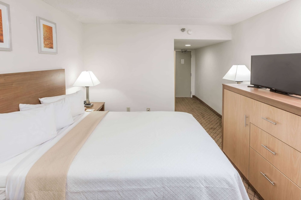 Days Inn By Wyndham Biloxi Beach 11/32