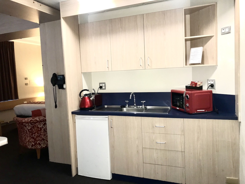 Mariners Court Hotel 8/55