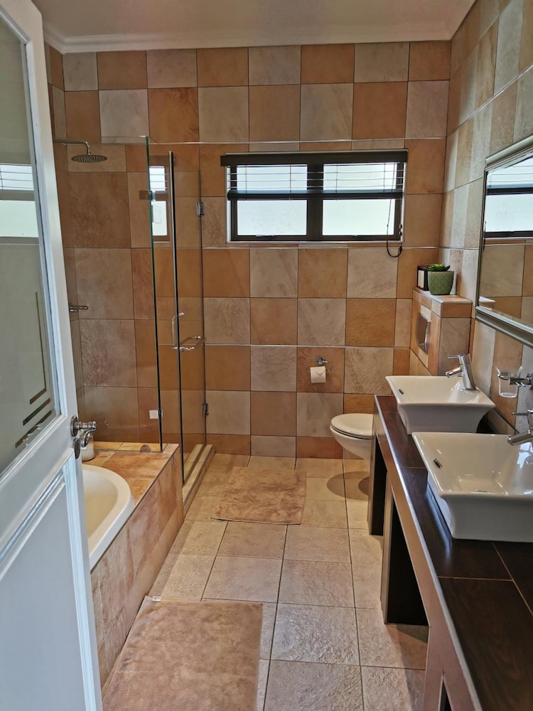 The Hamptons Guest House 45/50