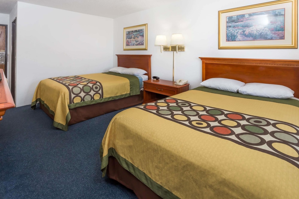 Super 8 by Wyndham Pontiac 14/25
