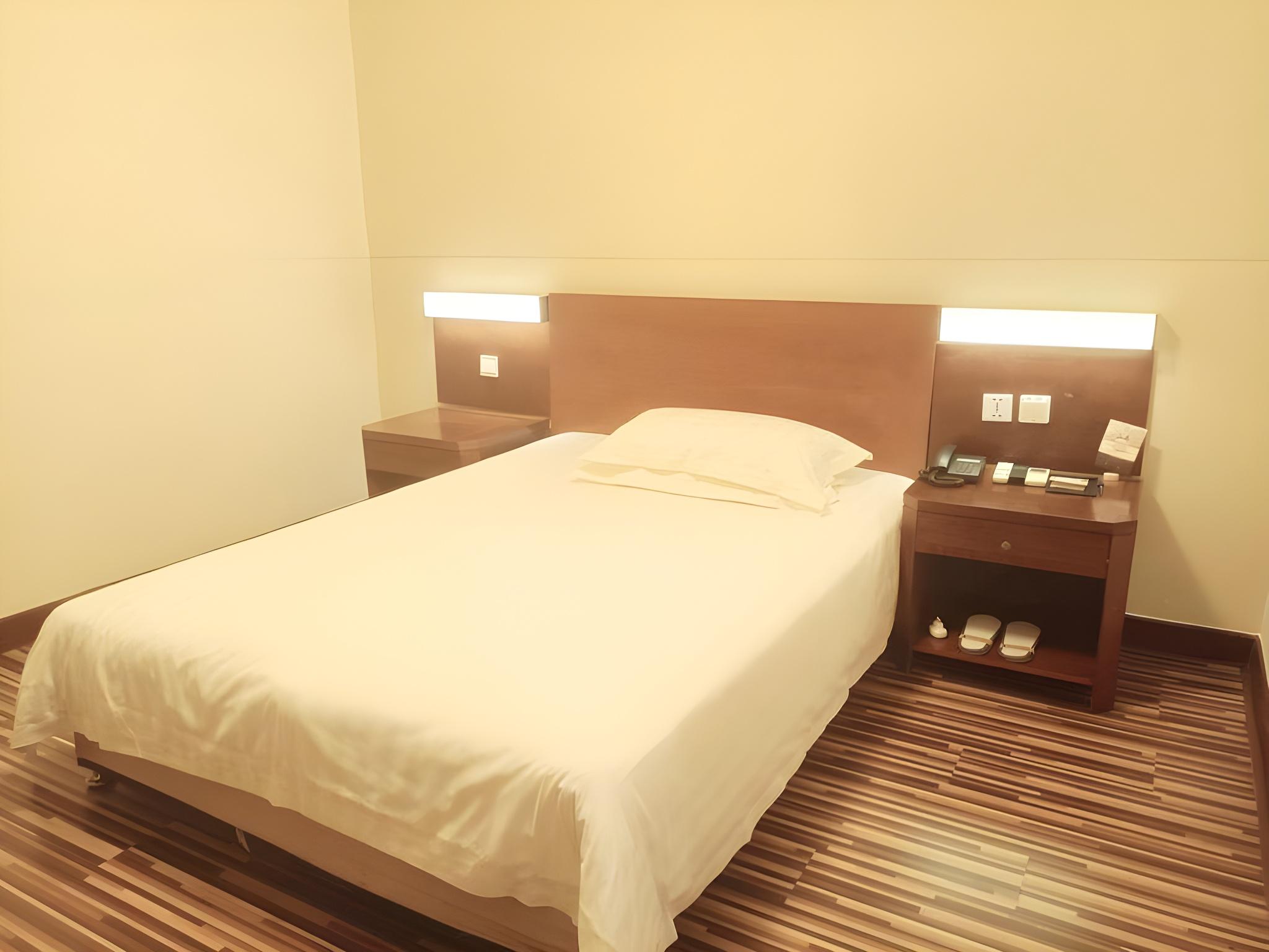 Standard, Queen Bed, No Window