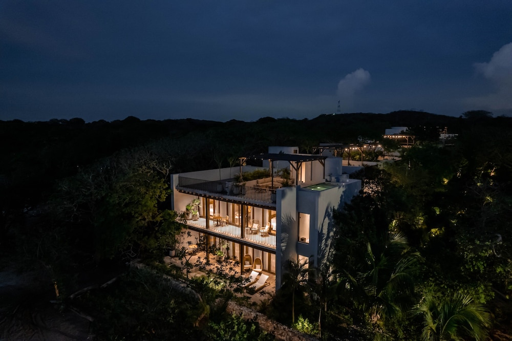 Makani Luxury Wanderlust 6/66