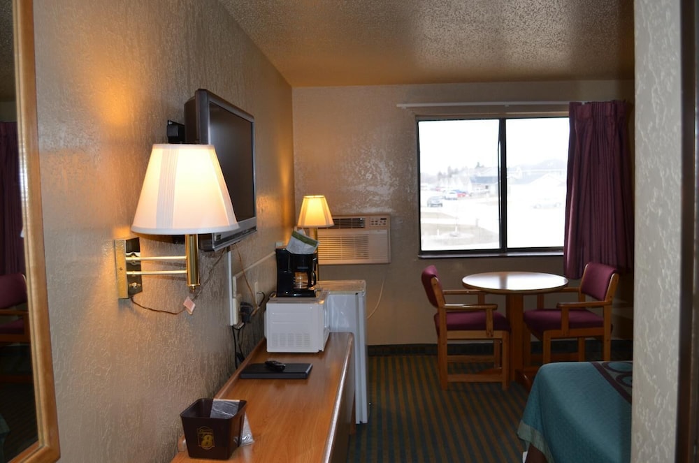 Super 8 Devils Lake 23/31