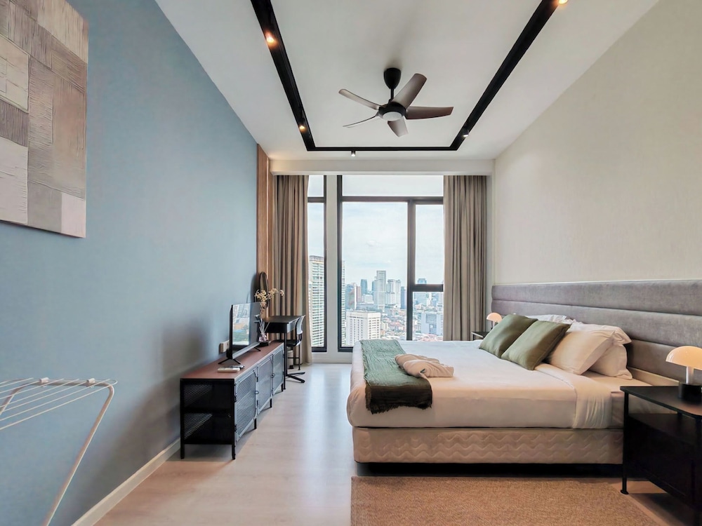 Skyline, Modern, Sanctuary, Deluxe, King Bed
