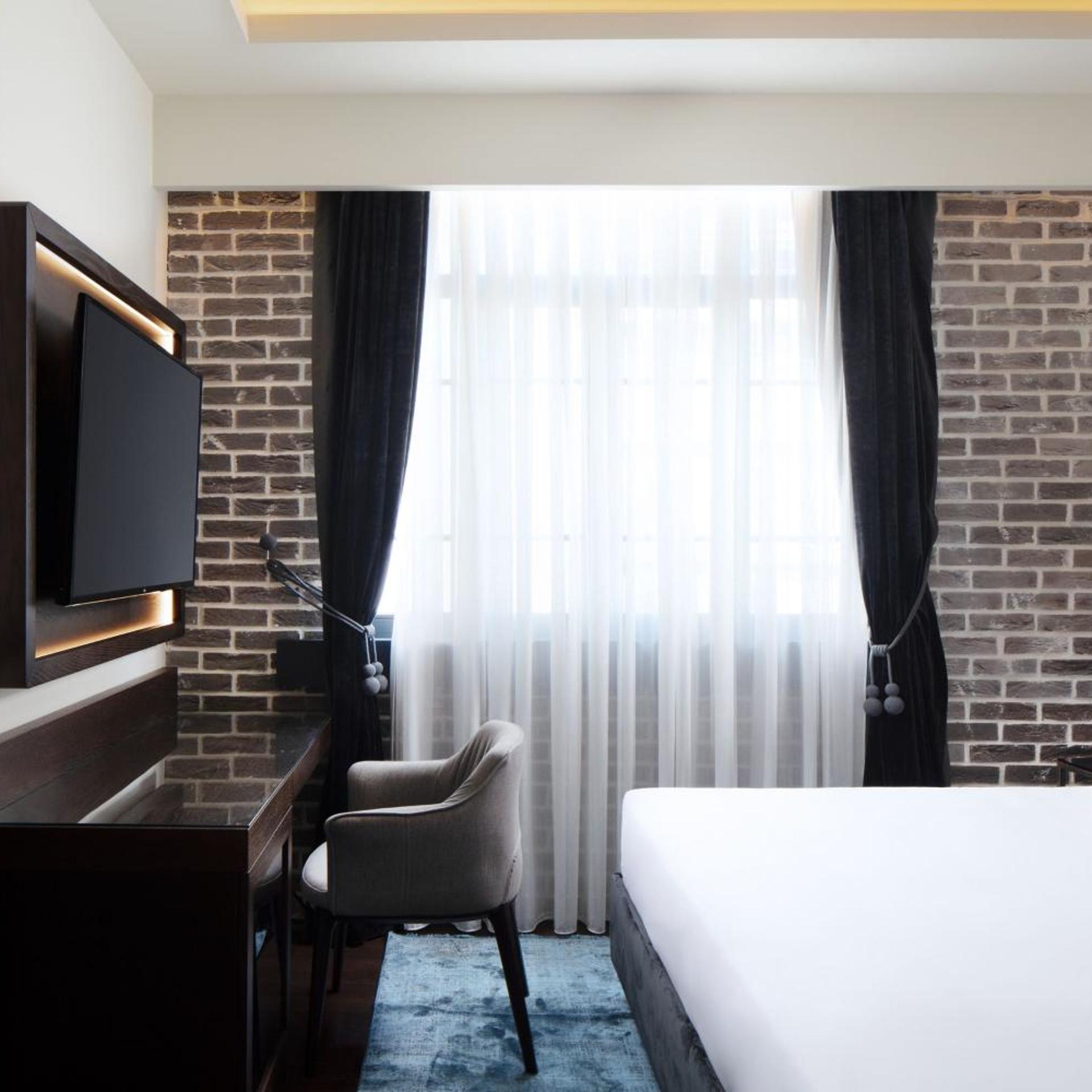 Adjoining, Family, King Bed